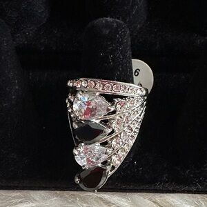 Chic Silver and Black Crystal Ring